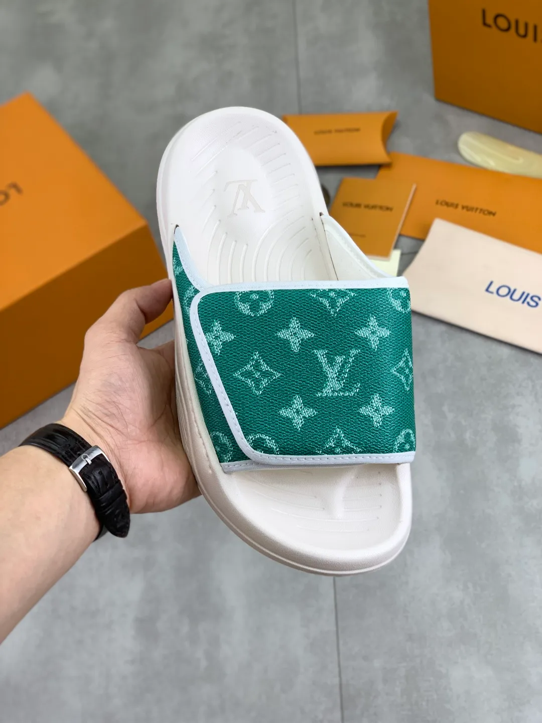 Men's shoes 💰P320💰【New style】🆘 Original quality 【LOUIS VUITTON】The popular Louis Vuitton LV men's slippers on the official website are on sale simultaneously! Original fabric imported from Italy. Original bottom provided by the original factory. Number of yards: 38-44 (customized to 45). Multiple colors to choose from. Fully packaged drawer box.